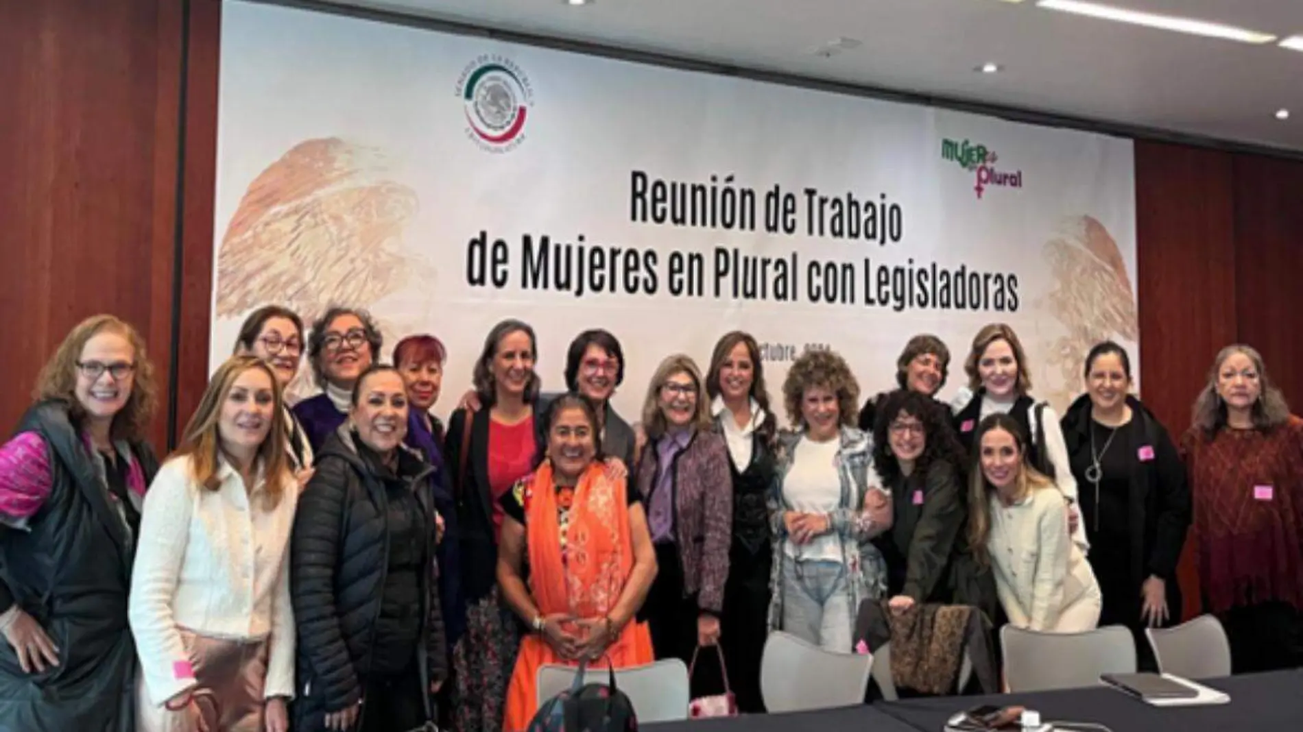 mujeres en plural con legisladoras